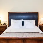 Palac Godetowo Bed & Breakfast