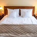 Palac Godetowo Bed & Breakfast 3*