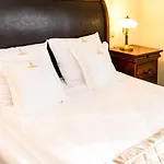 Bed & Breakfast Palac Godetowo 3*