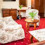 Palac Godetowo Bed & Breakfast 3*