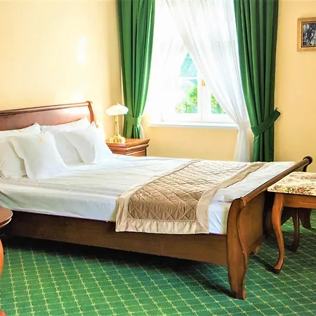 Bed & Breakfast Palac Godetowo