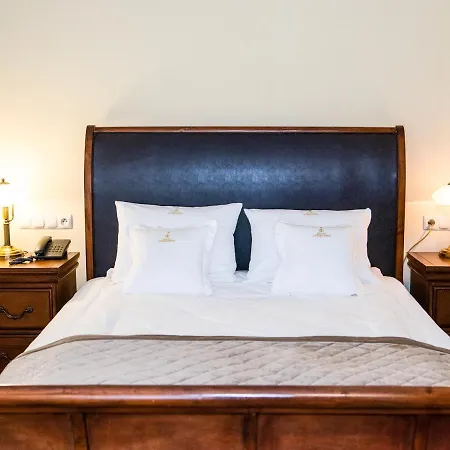 Palac Godetowo Bed & Breakfast