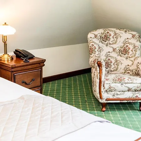 Bed & Breakfast Palac Godetowo 3*