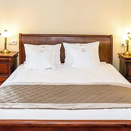 Palac Godetowo Bed & Breakfast