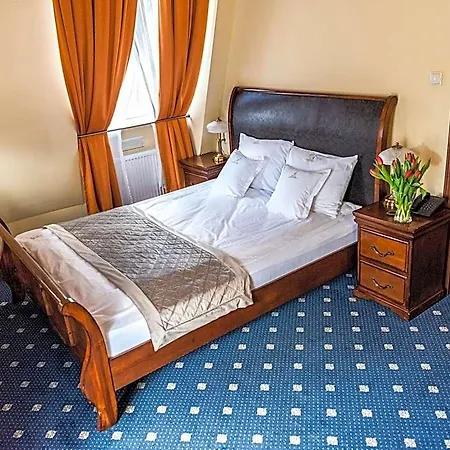 Palac Godetowo Bed & Breakfast 3*
