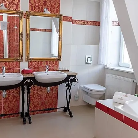 Bed & Breakfast Palac Godetowo