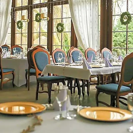 Palac Godetowo Bed & Breakfast