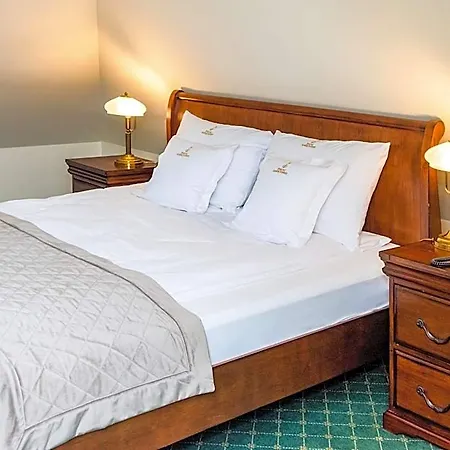 Bed & Breakfast Palac Godetowo 3*