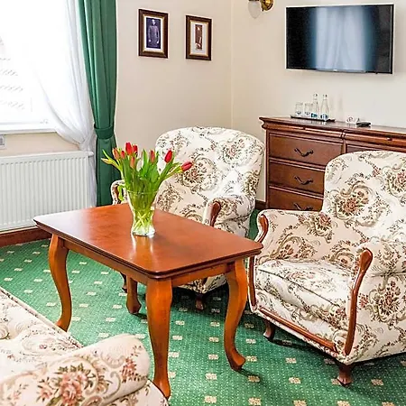 Palac Godetowo Bed & Breakfast 3*