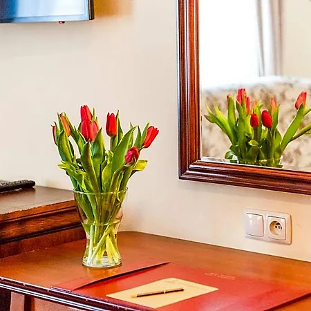 Palac Godetowo Bed & Breakfast