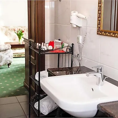 Palac Godetowo Bed & Breakfast 3*