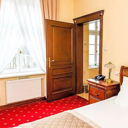 Bed & Breakfast Palac Godetowo 3*